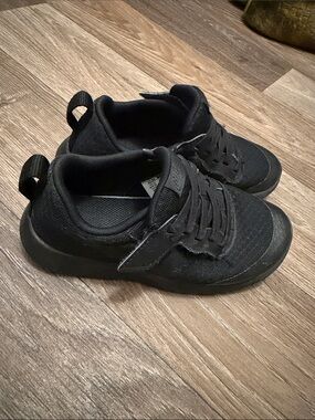 Nike Kids All-Black Lightweight Athletic Sneakers